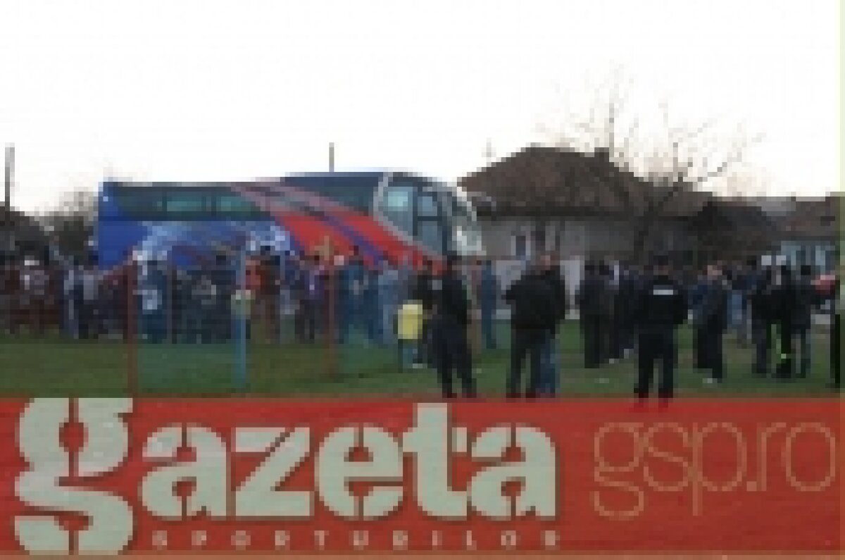 FOTO / Viaţa la ţară: Steaua s-a pregătit pentru Pandurii într-un sat :D