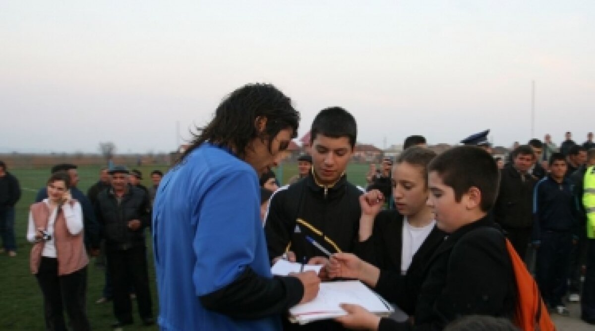 FOTO / Viaţa la ţară: Steaua s-a pregătit pentru Pandurii într-un sat :D