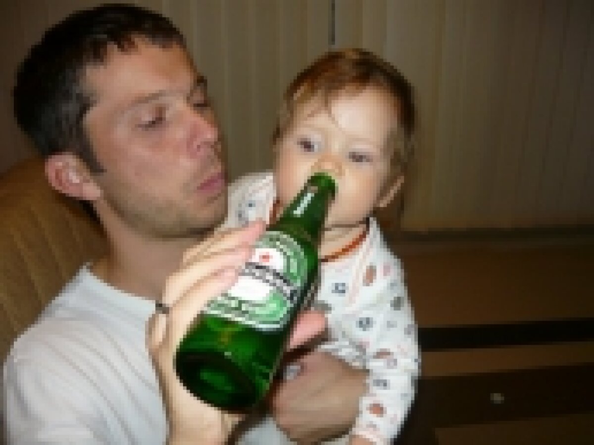 FOTO / Vezi imagini cu Bozovici, care îi dă copilului său să bea bere!