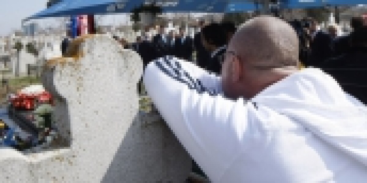 FOTO » Vezi imagini cu jucătorii lui Veszprem la mormîntul lui Marian Cozma!