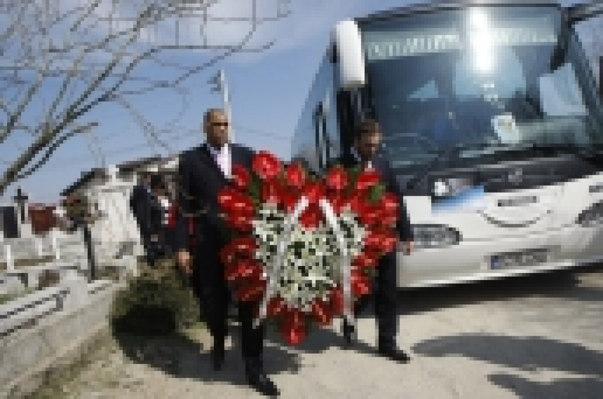 FOTO » Vezi imagini cu jucătorii lui Veszprem la mormîntul lui Marian Cozma!