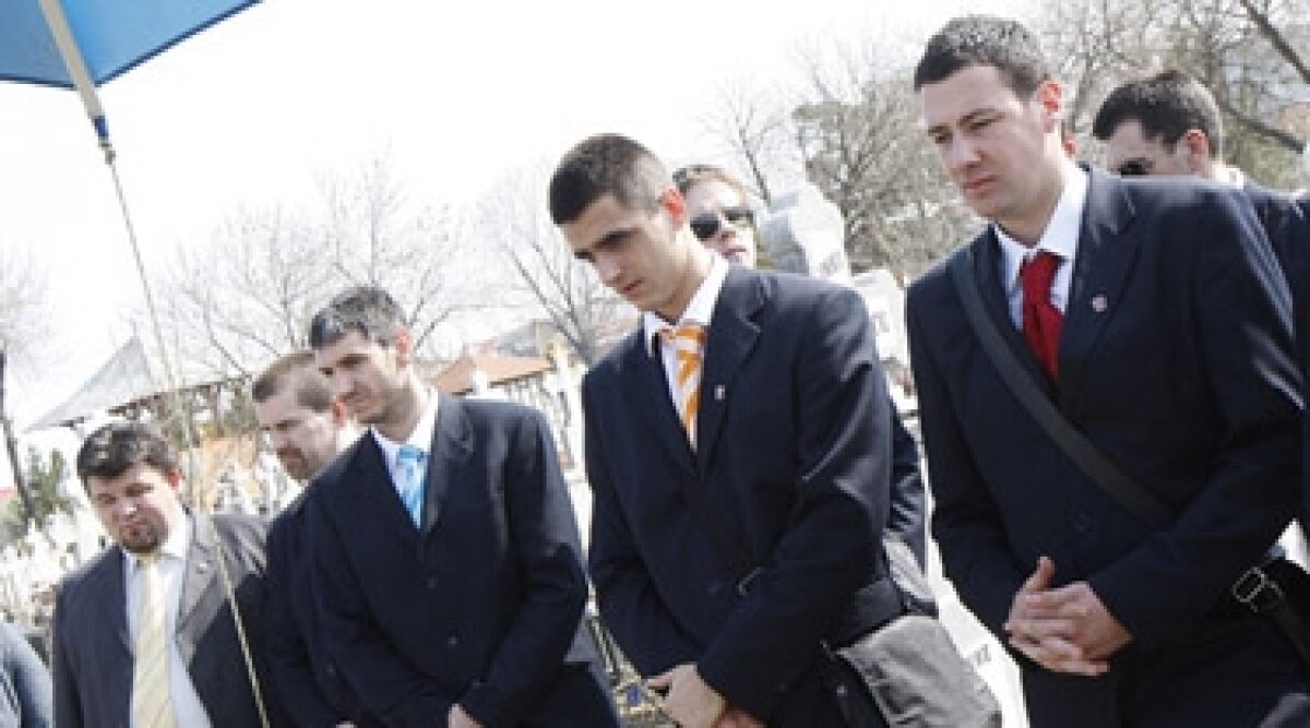 FOTO » Vezi imagini cu jucătorii lui Veszprem la mormîntul lui Marian Cozma!