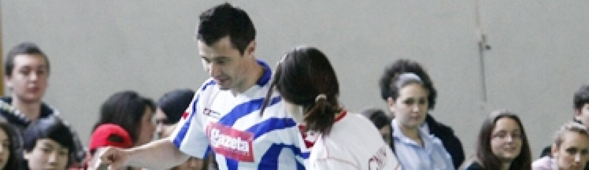 Miu, Răducan, Prunea şi Grădinescu au jucat fotbal-spectacol cu puştii de la "Haşdeu" » Puştoaice în careu!