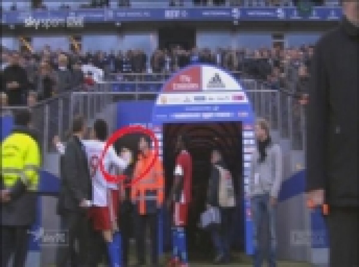 Atacantul Hamburgului, Paolo Guerrero, a lovit cu o sticlă un suporter care-l înjura!