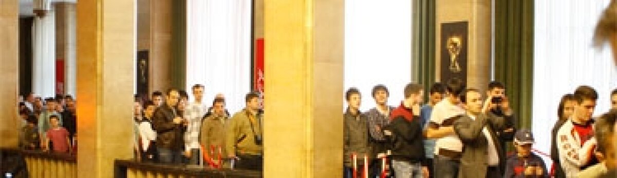 Galerie foto / Peste 7.700 de fani s-au fotografiat cu trofeul Cupei Mondiale