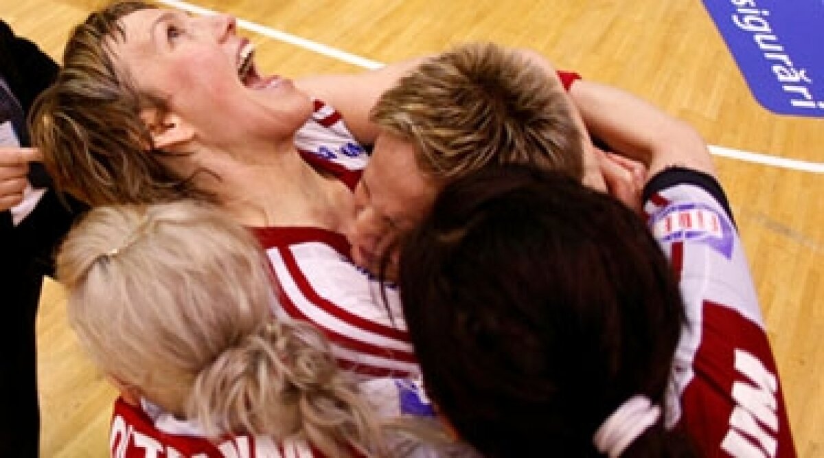 Nepoţica i-a adus cel mai frumos mesaj de felicitare lui Radu Voina: "Bravo 'Adu! Fetele frumoase au cîştigat!" :D