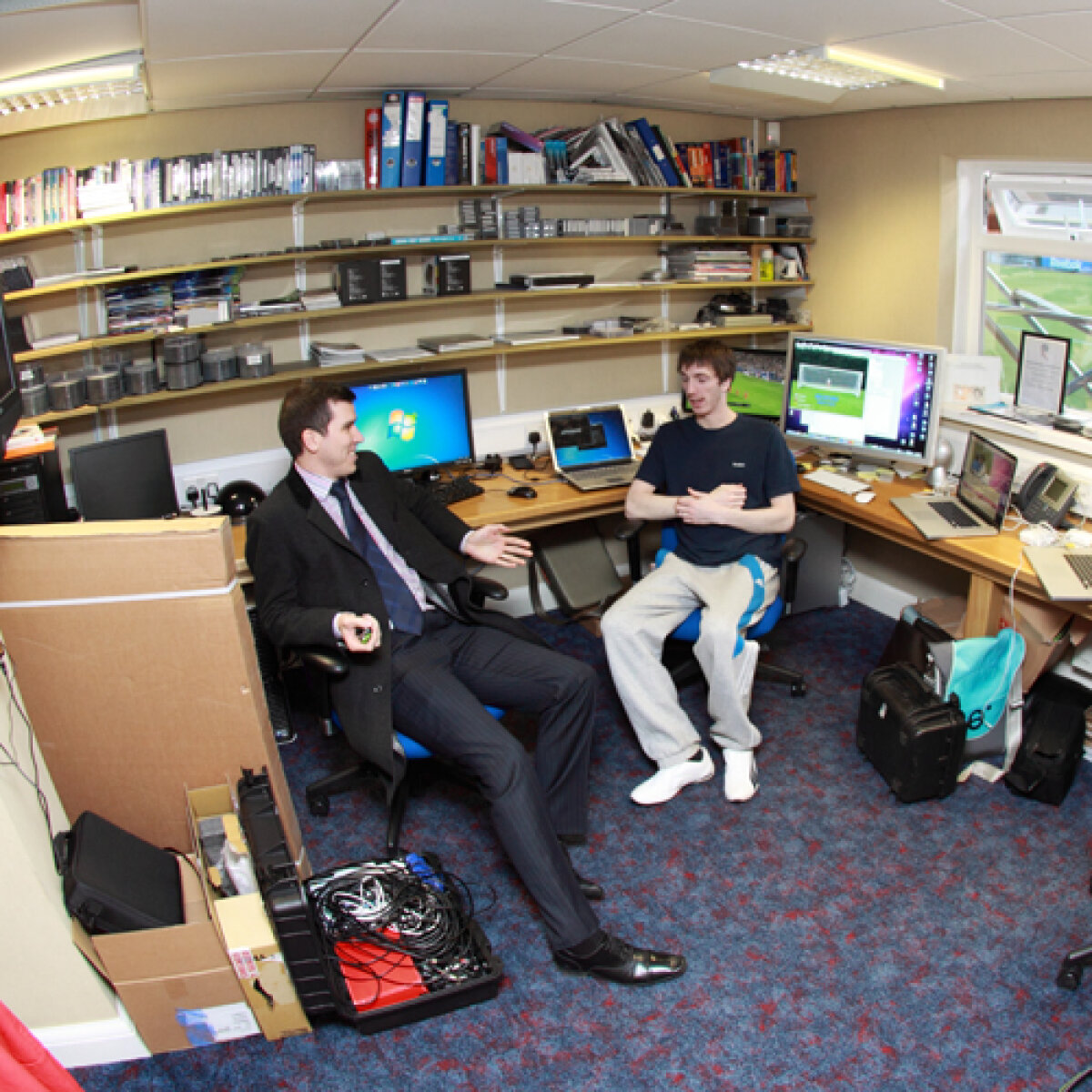 Şeful centrului de analiză de la Bolton, Brian Prestidge, vorbeşte despre progresul tehnologiei: "Jucătorii primesc totul pe iPhone"