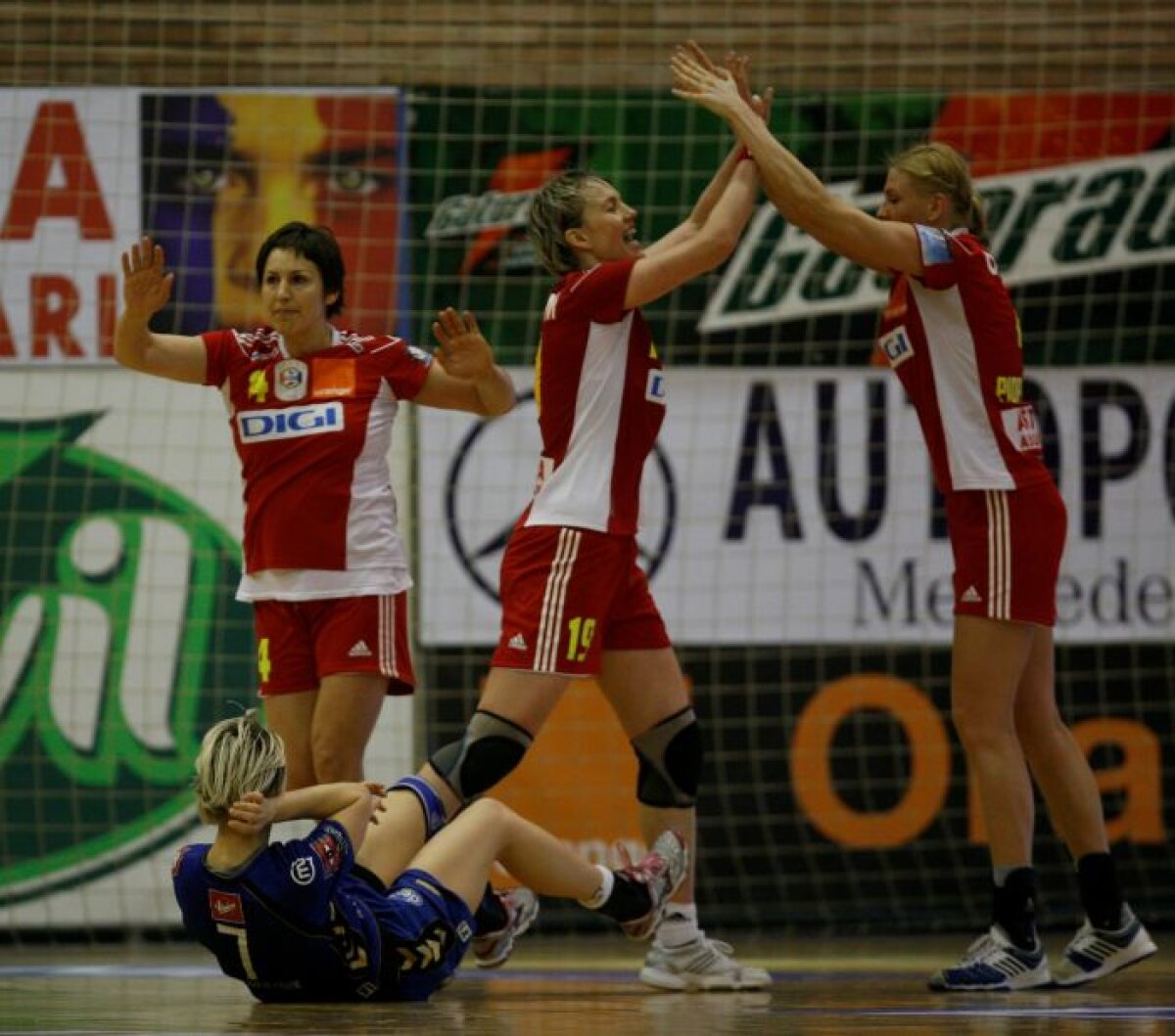 Încă trei meciuri pînă în semifinale pentru Oltchim!