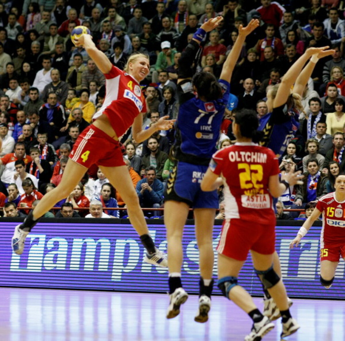 Încă trei meciuri pînă în semifinale pentru Oltchim!