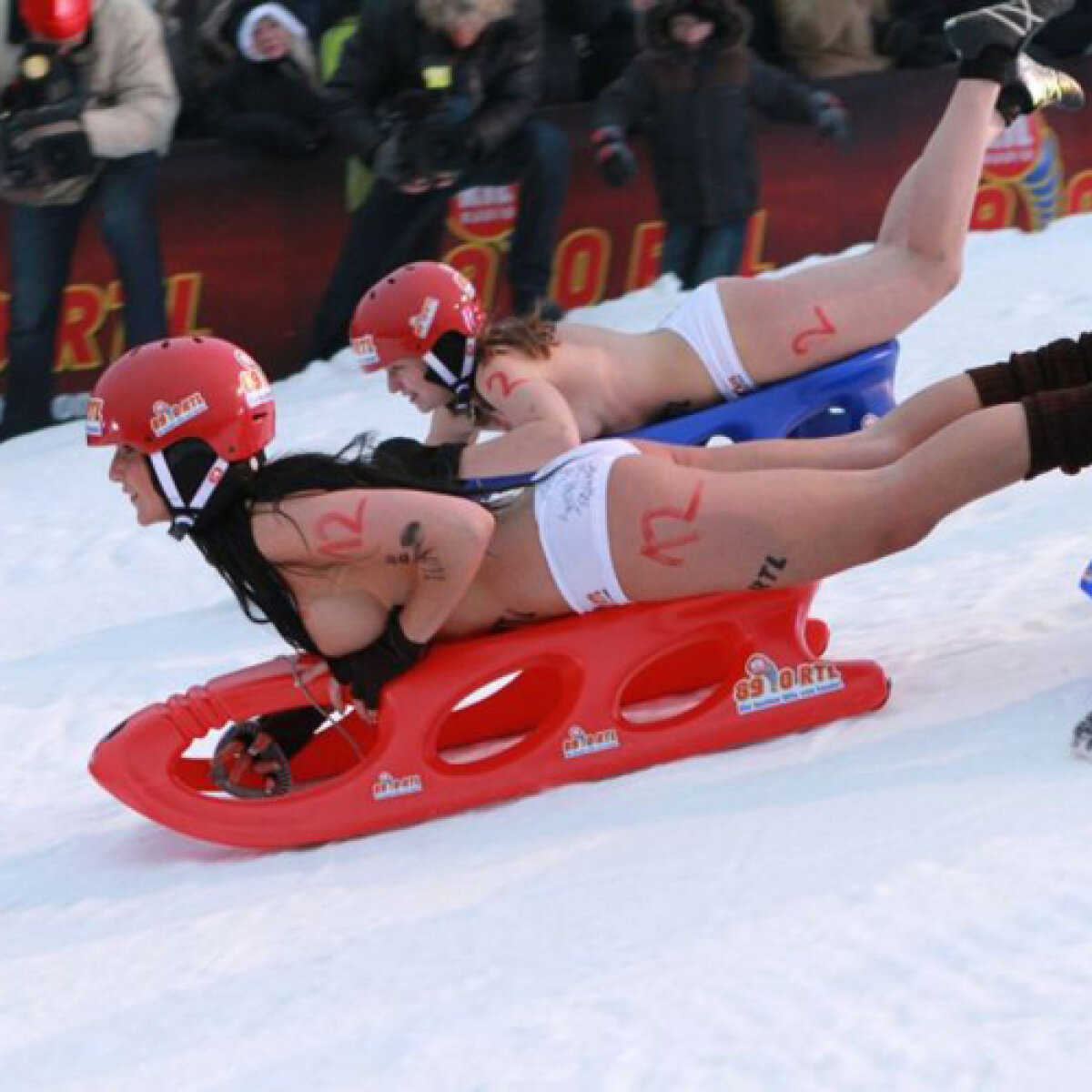 VIDEO! Goi, dar cu cască :)