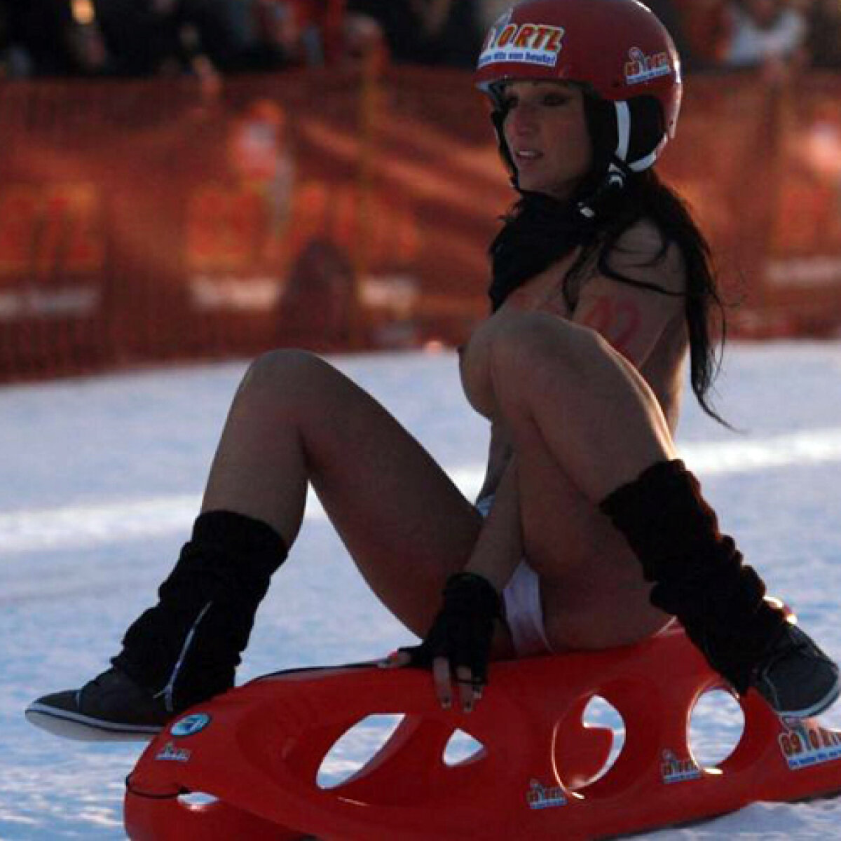 VIDEO! Goi, dar cu cască :)