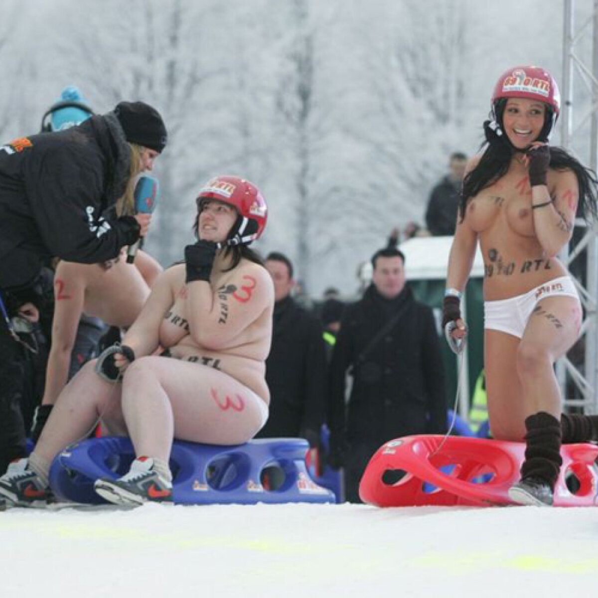 VIDEO! Goi, dar cu cască :)