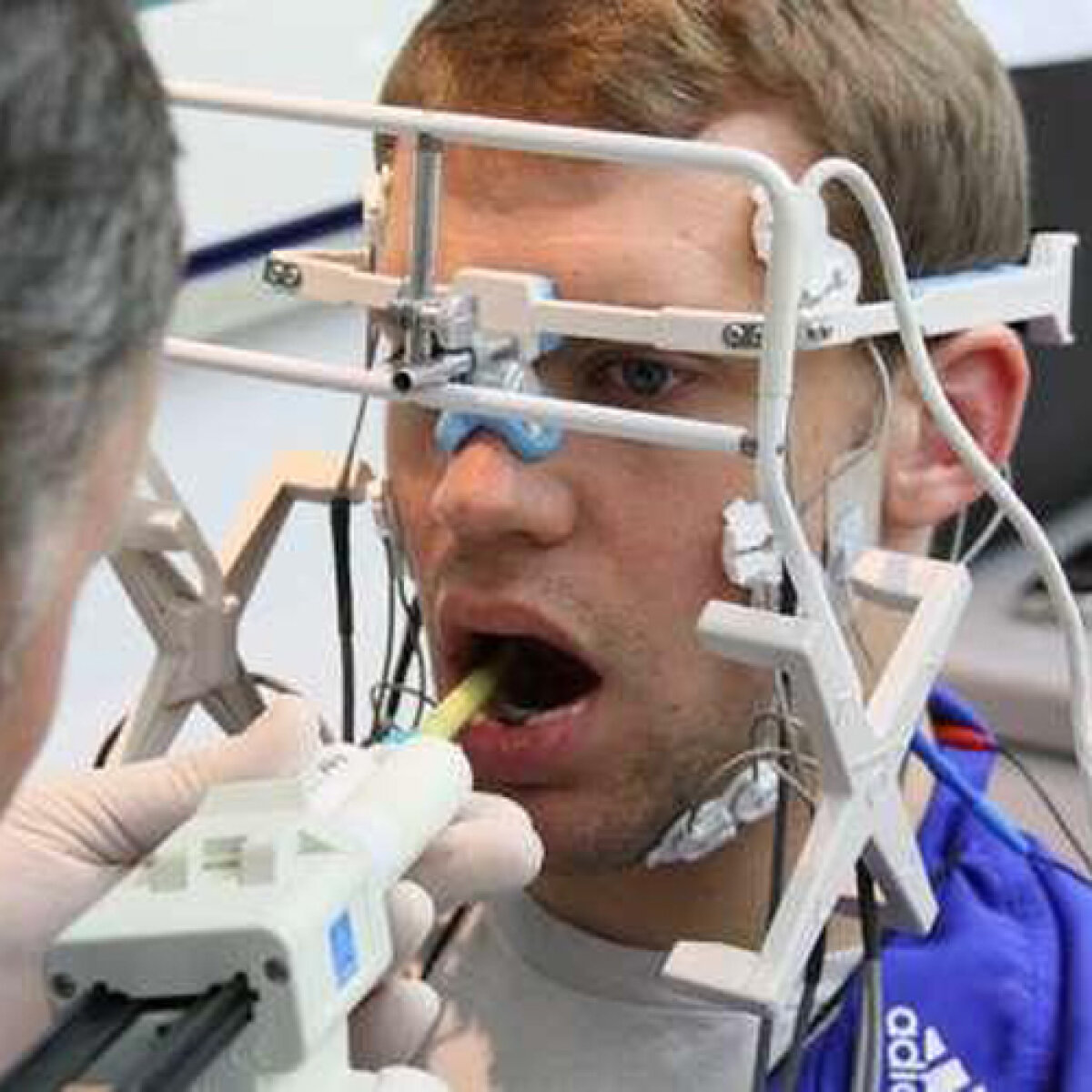 Portarul naţionalei Germaniei, Manuel Neuer, urmează exemplul lui Gică Popescu