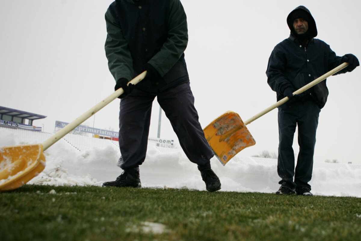 La Timişoara ninge de joi noapte şi stratul de zăpadă este de circa 25-30 de centimetri