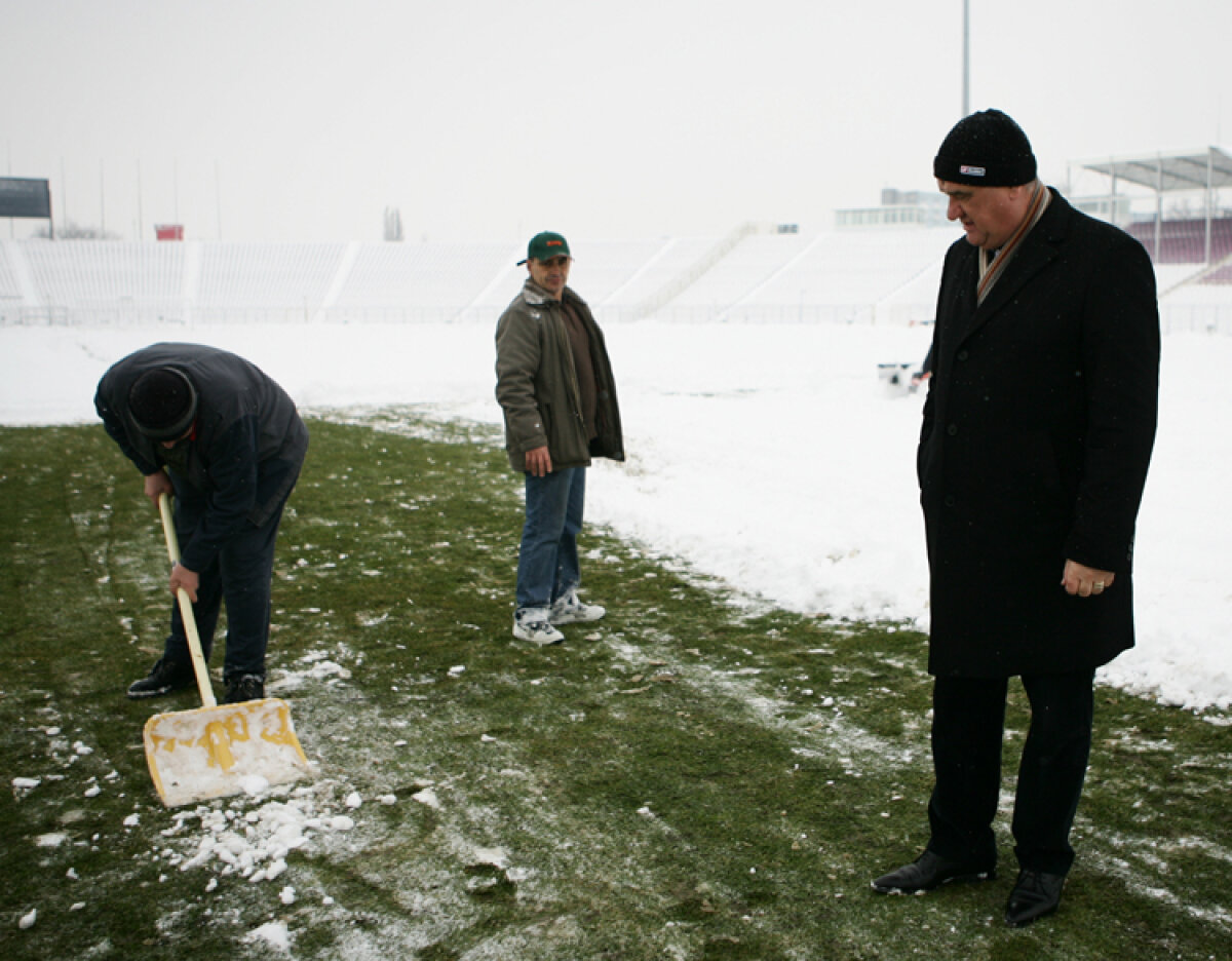 La Timişoara ninge de joi noapte şi stratul de zăpadă este de circa 25-30 de centimetri