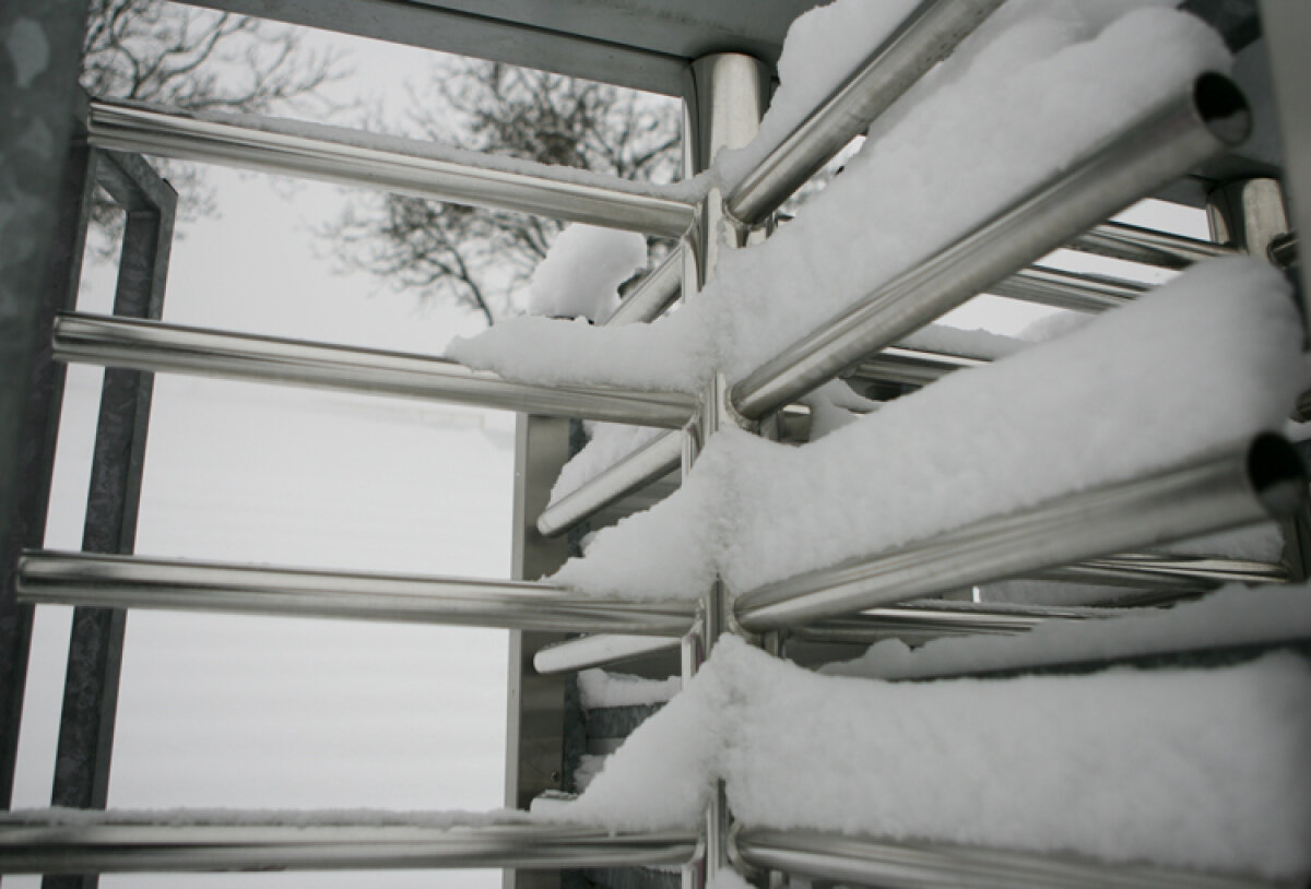 La Timişoara ninge de joi noapte şi stratul de zăpadă este de circa 25-30 de centimetri