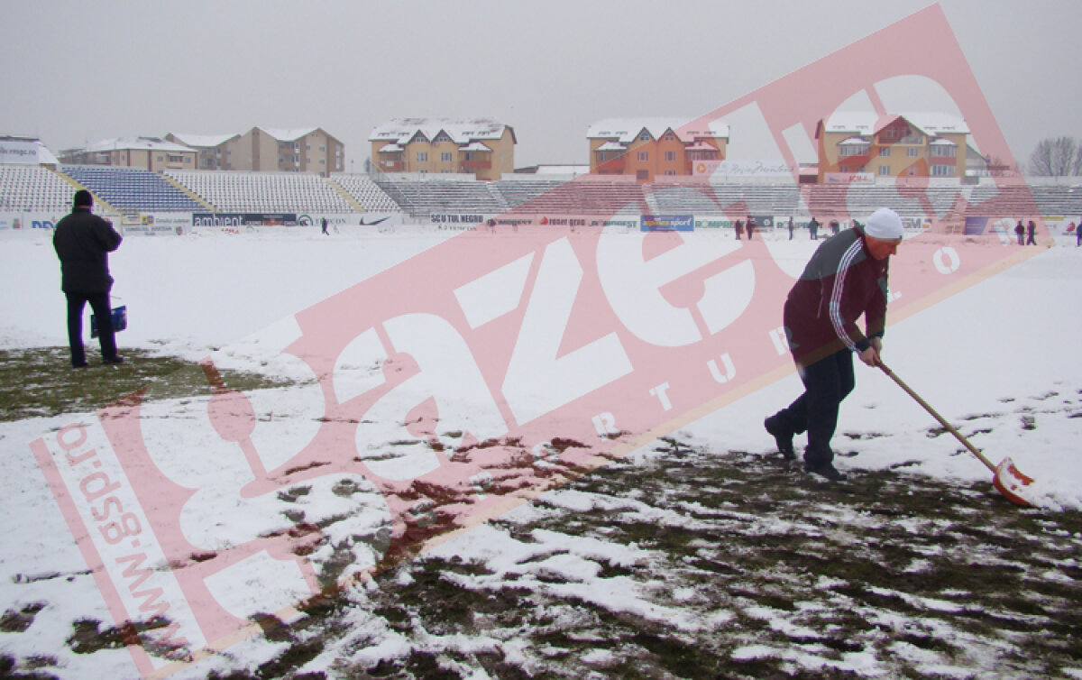 Consilierul patronului Walter luptă cu lopata împotriva nămeţilor!