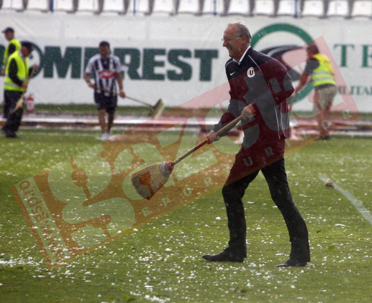 Consilierul patronului Walter luptă cu lopata împotriva nămeţilor!