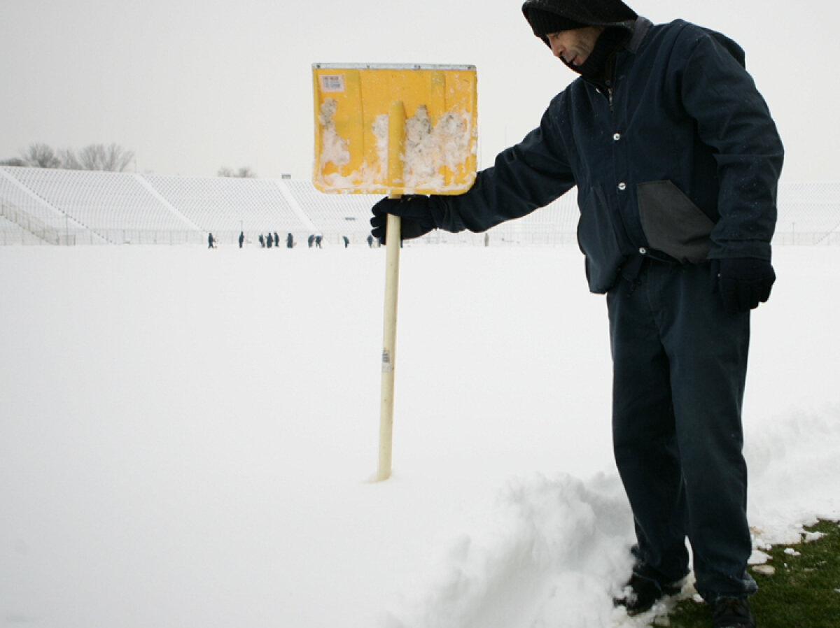 La Timişoara ninge de joi noapte şi stratul de zăpadă este de circa 25-30 de centimetri