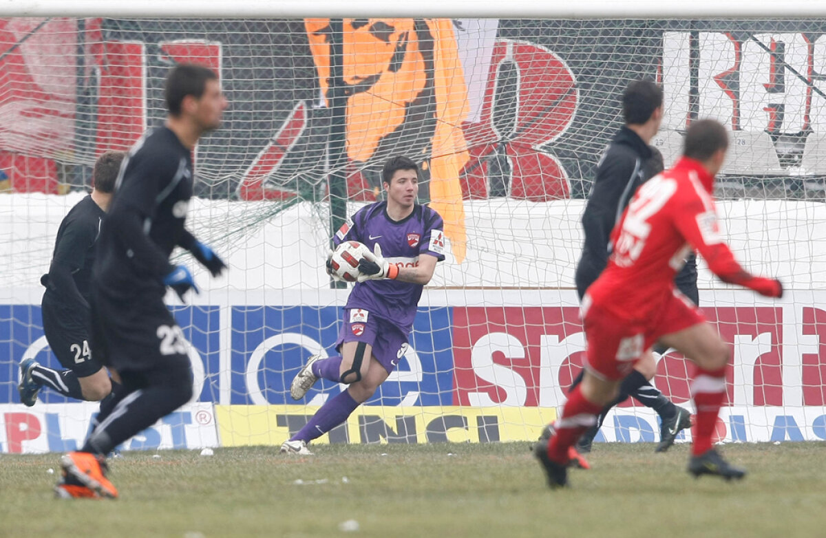 Cătălin Munteanu a adus trei puncte pentru "roş-albi" » Cîinii husky