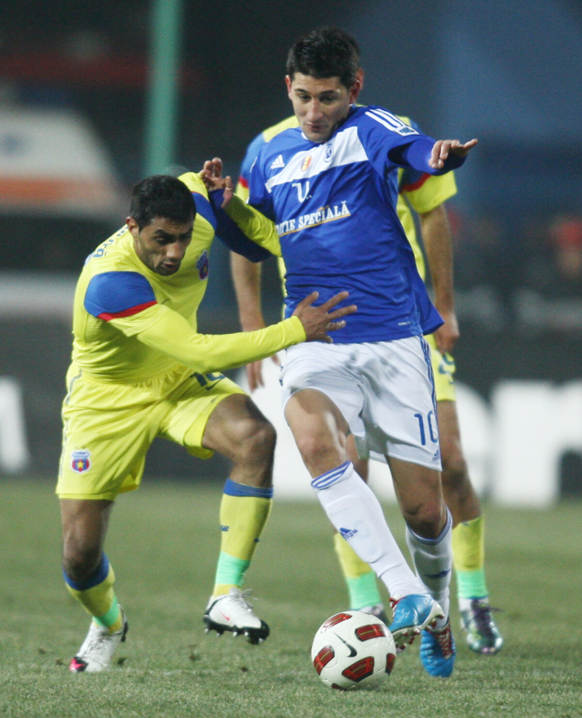 Cît de greu îşi revin fotbaliştii după accidentări grave? Costea n-a mai dat gol de un an