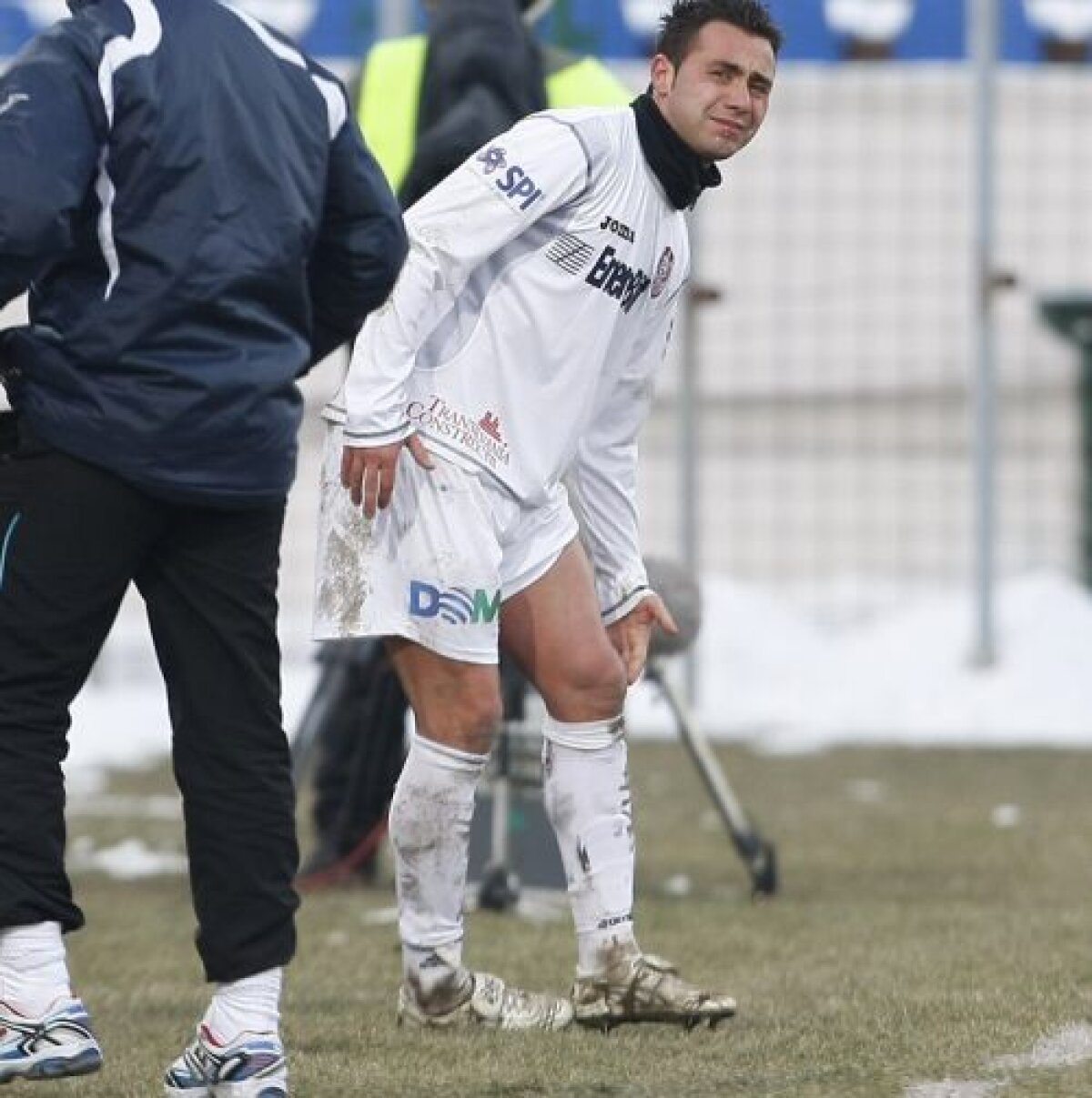 De Zerbi fierbe: "Cum să evoluăm în condiţiile astea? Cei de la Ligă probabil n-au jucat niciodată fotbal!"