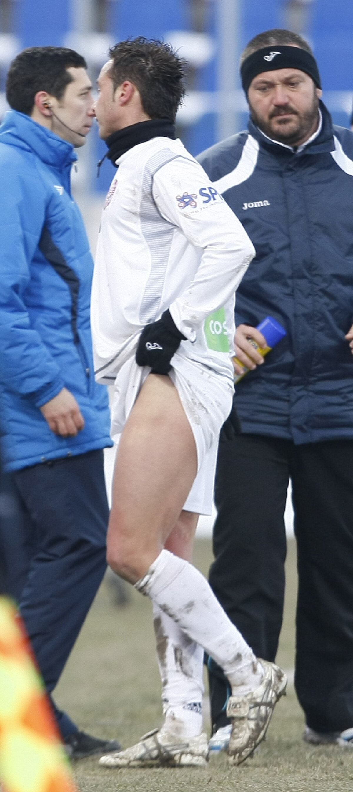 De Zerbi fierbe: "Cum să evoluăm în condiţiile astea? Cei de la Ligă probabil n-au jucat niciodată fotbal!"