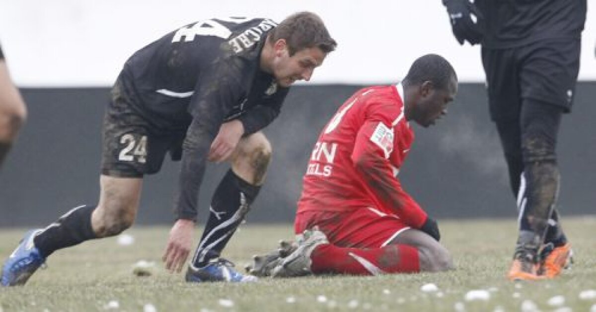 De Zerbi fierbe: "Cum să evoluăm în condiţiile astea? Cei de la Ligă probabil n-au jucat niciodată fotbal!"