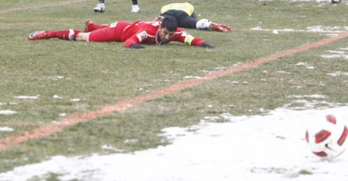 De Zerbi fierbe: "Cum să evoluăm în condiţiile astea? Cei de la Ligă probabil n-au jucat niciodată fotbal!"