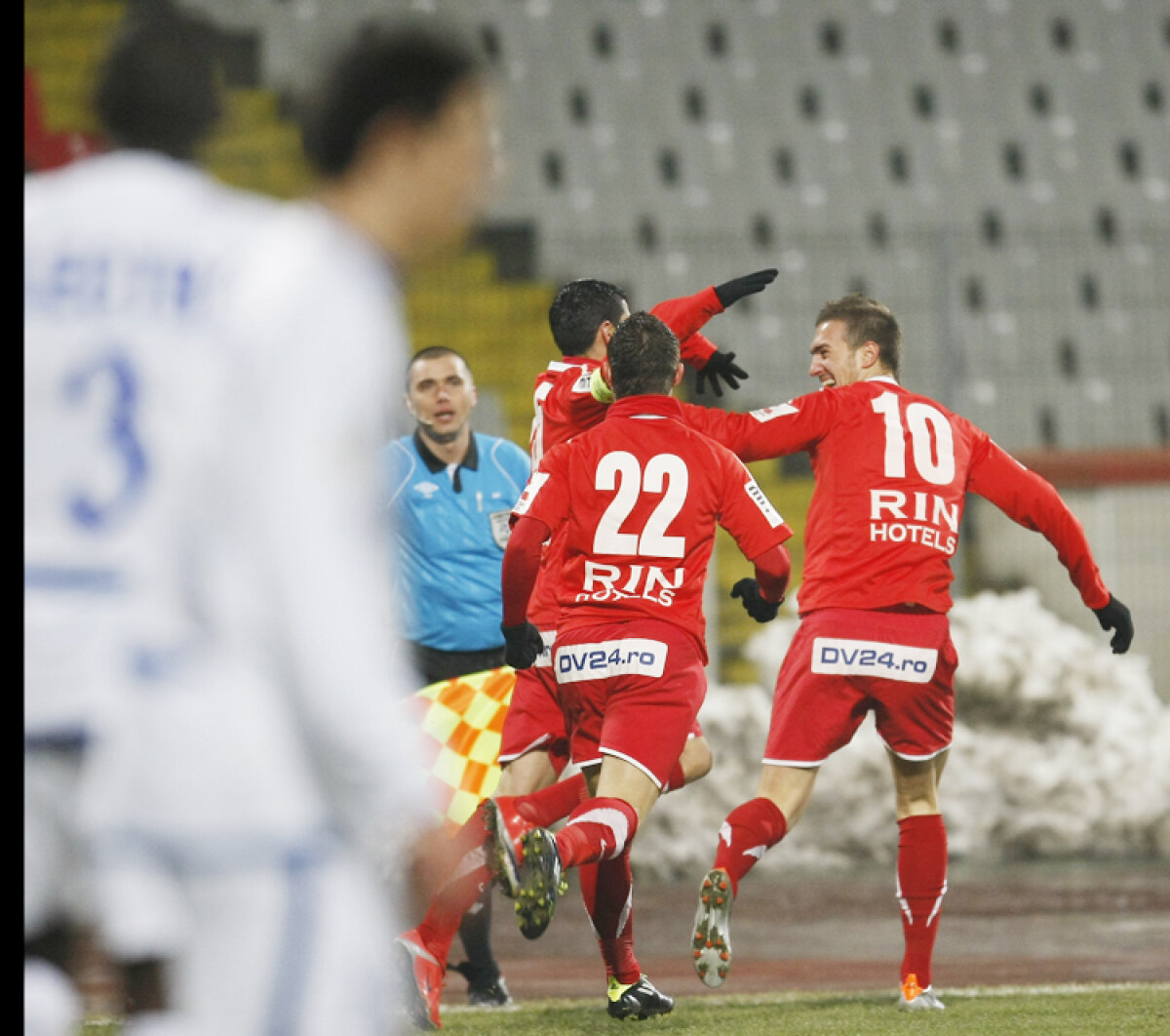 VIDEO & FOTO Dinamo nu a reuşit să învingă Pandurii » Pizza la masa roşie