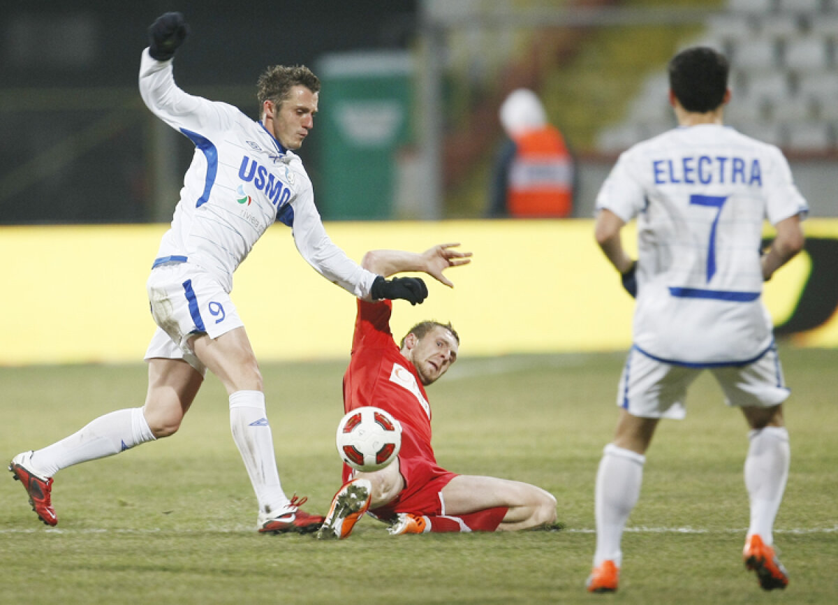 VIDEO & FOTO Dinamo nu a reuşit să învingă Pandurii » Pizza la masa roşie