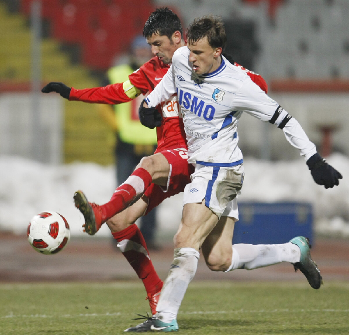 VIDEO & FOTO Dinamo nu a reuşit să învingă Pandurii » Pizza la masa roşie