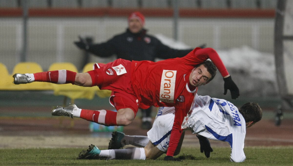VIDEO & FOTO Dinamo nu a reuşit să învingă Pandurii » Pizza la masa roşie