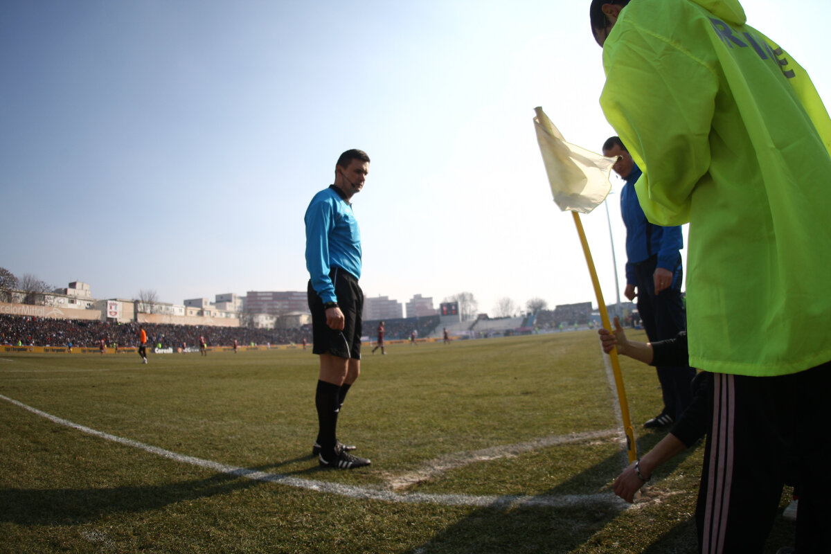 Fanionul buclucaş de la Galaţi a întîrziat meciul zece minute