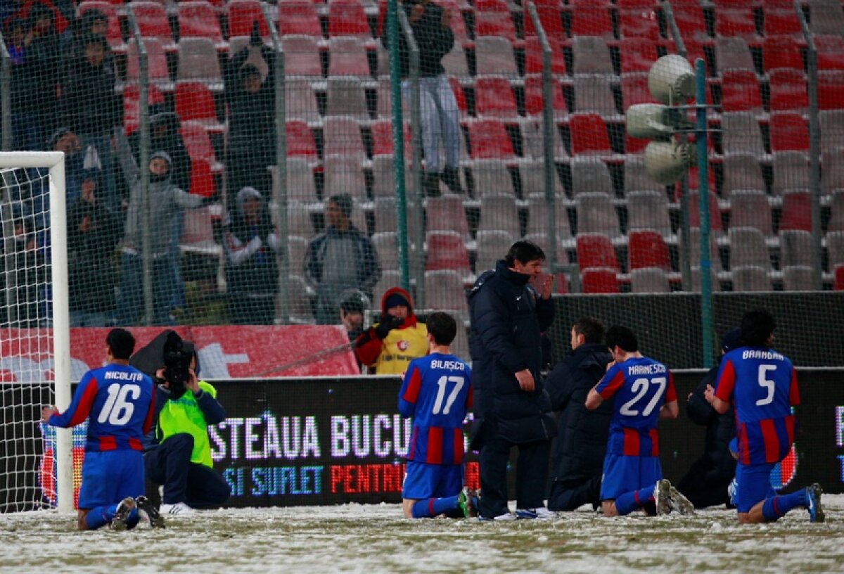 Jucătorii Stelei s-au pus în genunchi în faţa galeriei