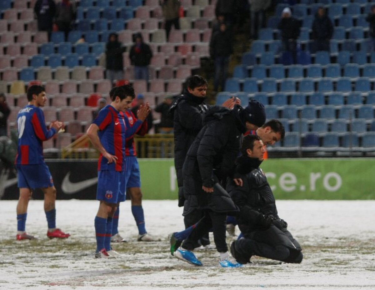 Jucătorii Stelei s-au pus în genunchi în faţa galeriei
