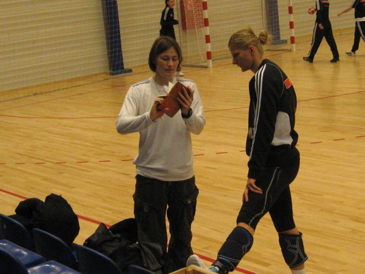 EXCLUSIV / Anja Andersen şi-a luat "la revedere" de la jucătoare. Unele handbaliste au plîns la despărţire
