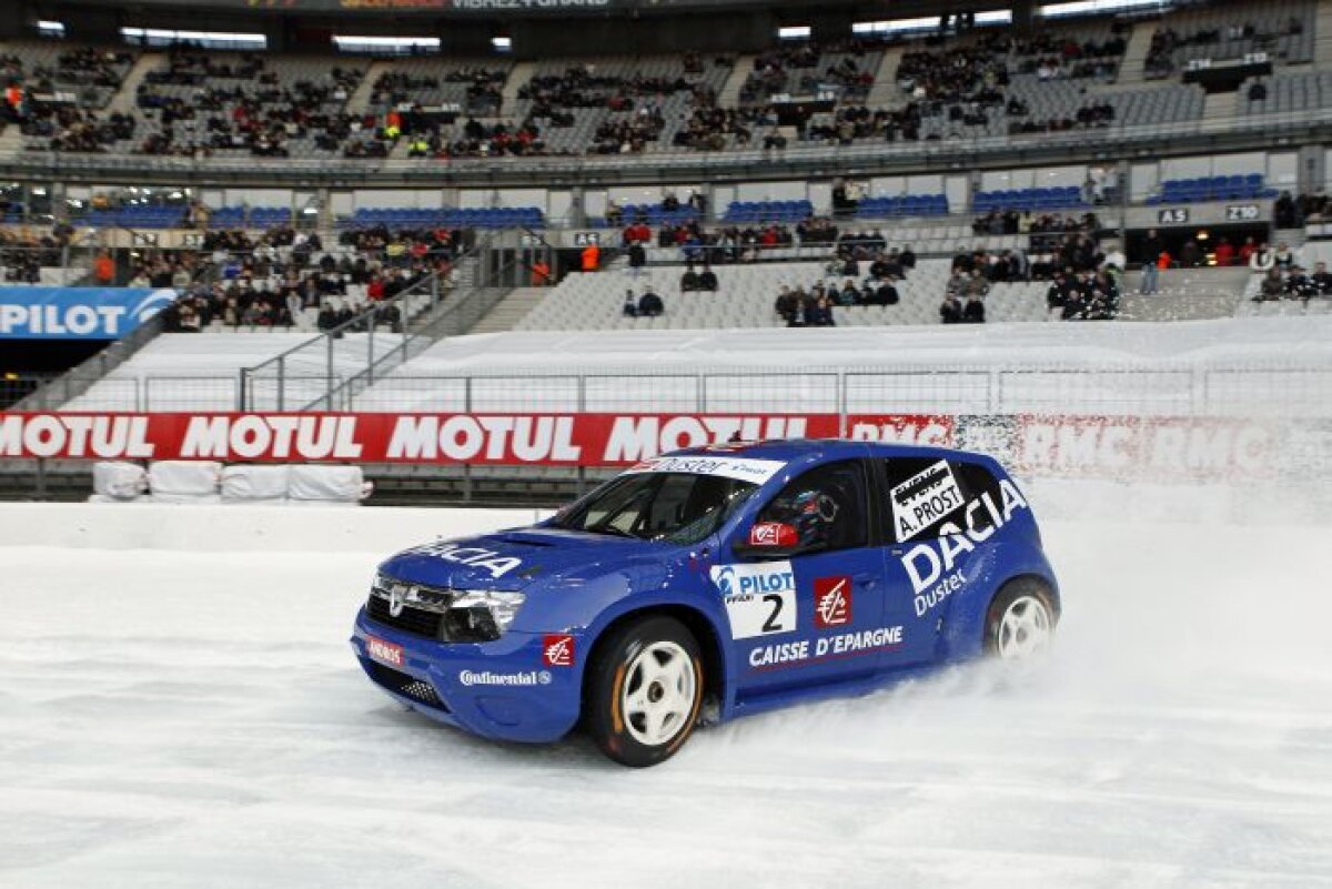 VIDEO / Alain Prost şi Dacia Duster au făcut spectacol pe Stade de France!