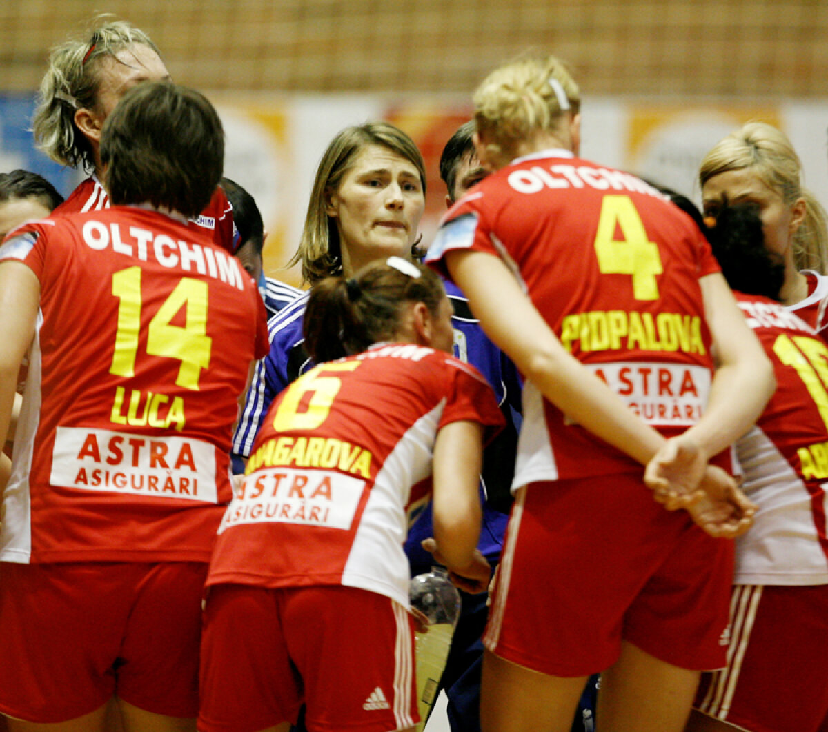 EXCLUSIV / Anja Andersen şi-a luat "la revedere" de la jucătoare. Unele handbaliste au plîns la despărţire