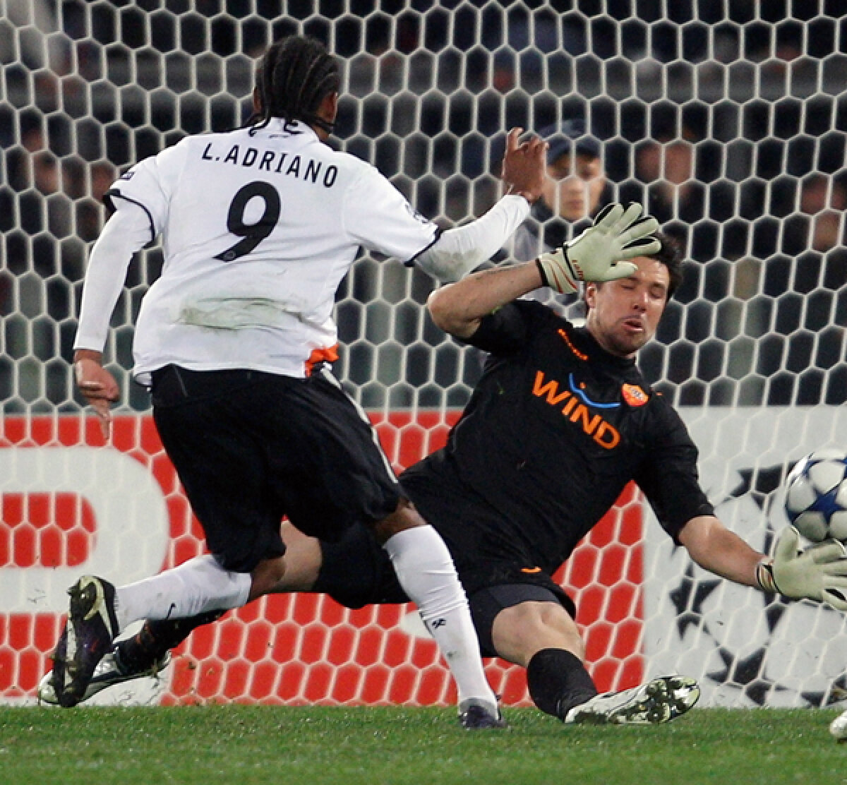 Interes enorm în jurul partidei în urma căreia Mircea Lucescu şi Raţ pot ajunge în "sferturile" Ligii » Doneţk sub sărutul fotbalului