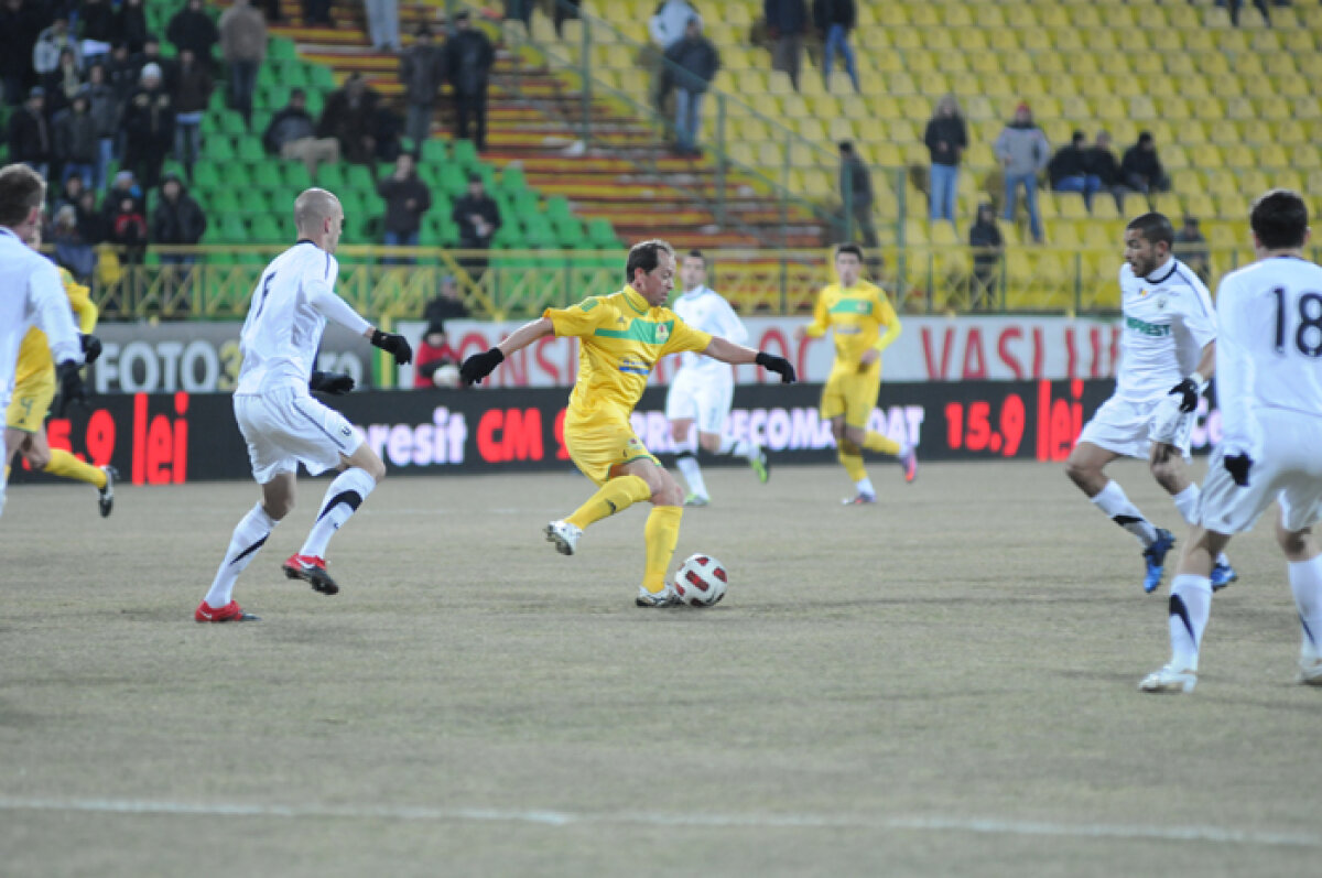 FOTO » FC Vaslui se menţine în lupta pentru titlu după victoria cu U Cluj, scor 2-0