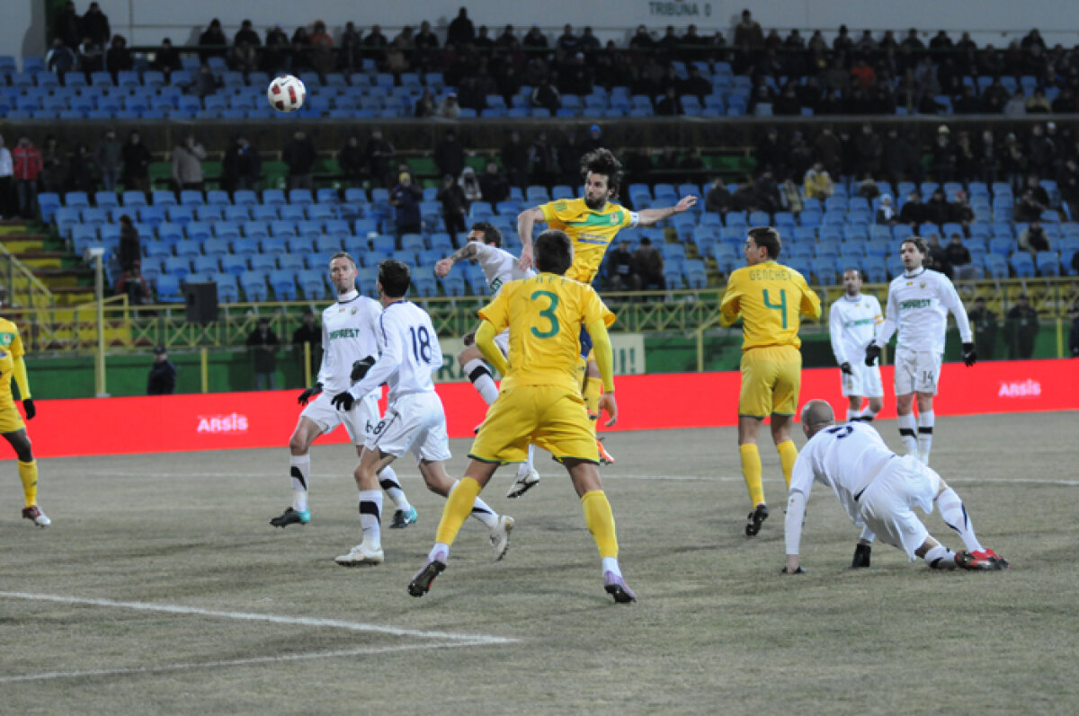 FOTO » FC Vaslui se menţine în lupta pentru titlu după victoria cu U Cluj, scor 2-0
