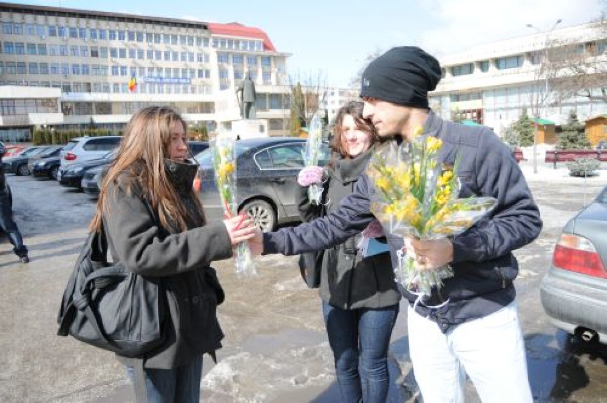 Hizo a împărţit flori vasluiencelor: "Le-am făcut cadou victoria contra Clujului"