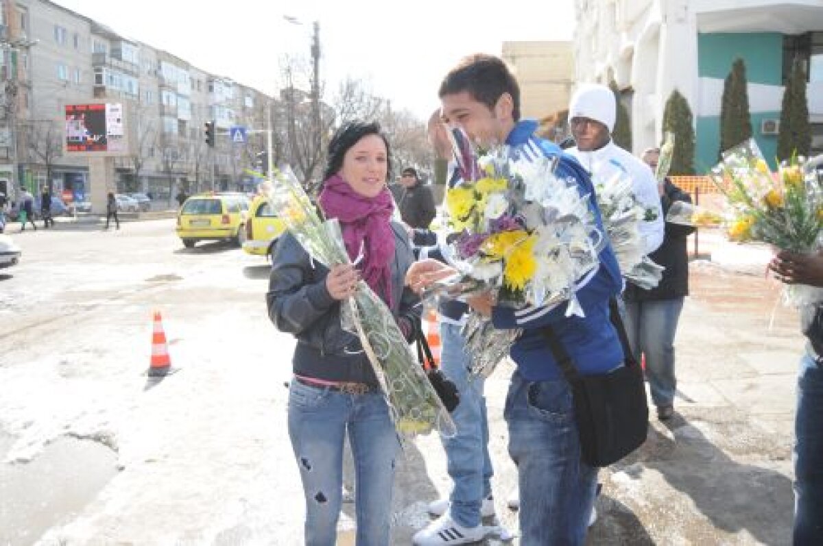 Hizo a împărţit flori vasluiencelor: "Le-am făcut cadou victoria contra Clujului"