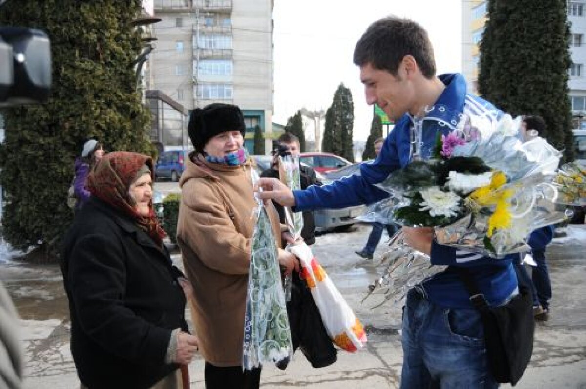 Hizo a împărţit flori vasluiencelor: "Le-am făcut cadou victoria contra Clujului"