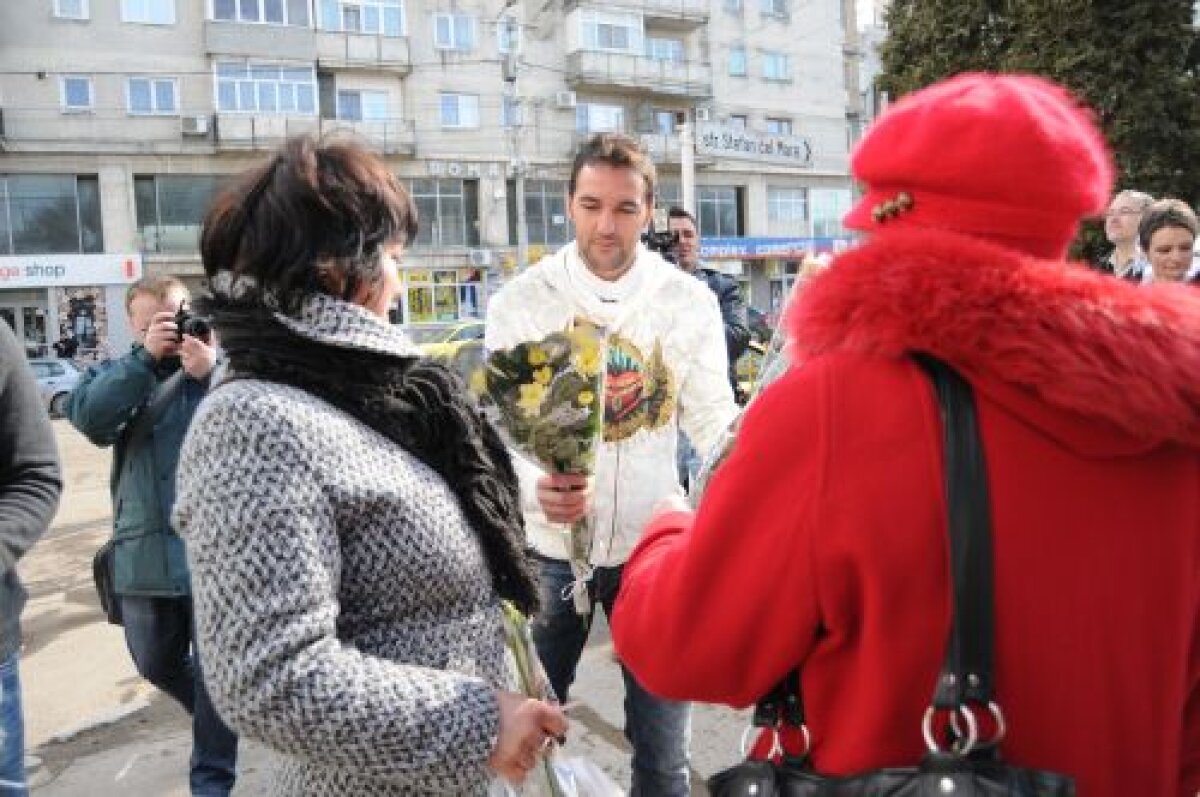 Hizo a împărţit flori vasluiencelor: "Le-am făcut cadou victoria contra Clujului"