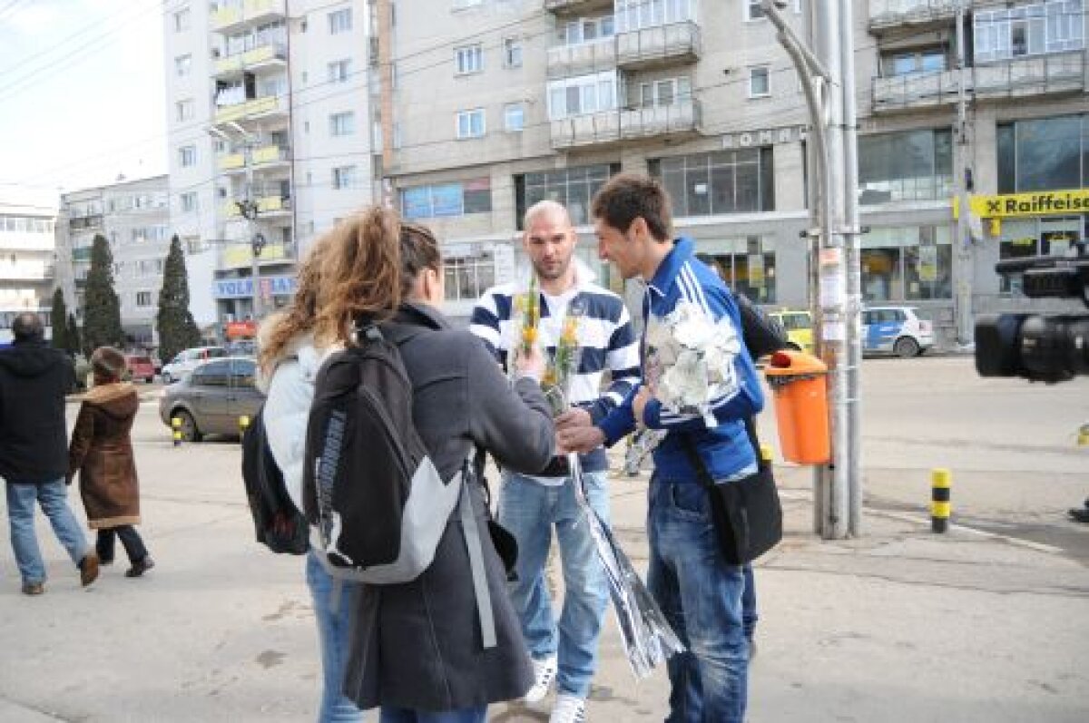 Hizo a împărţit flori vasluiencelor: "Le-am făcut cadou victoria contra Clujului"