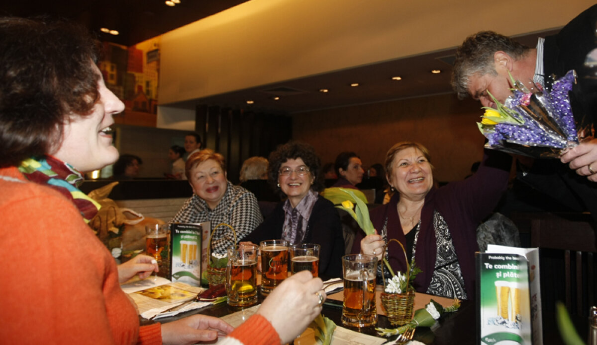 Dinamo s-a împărţit în patru să ofere flori fetelor!