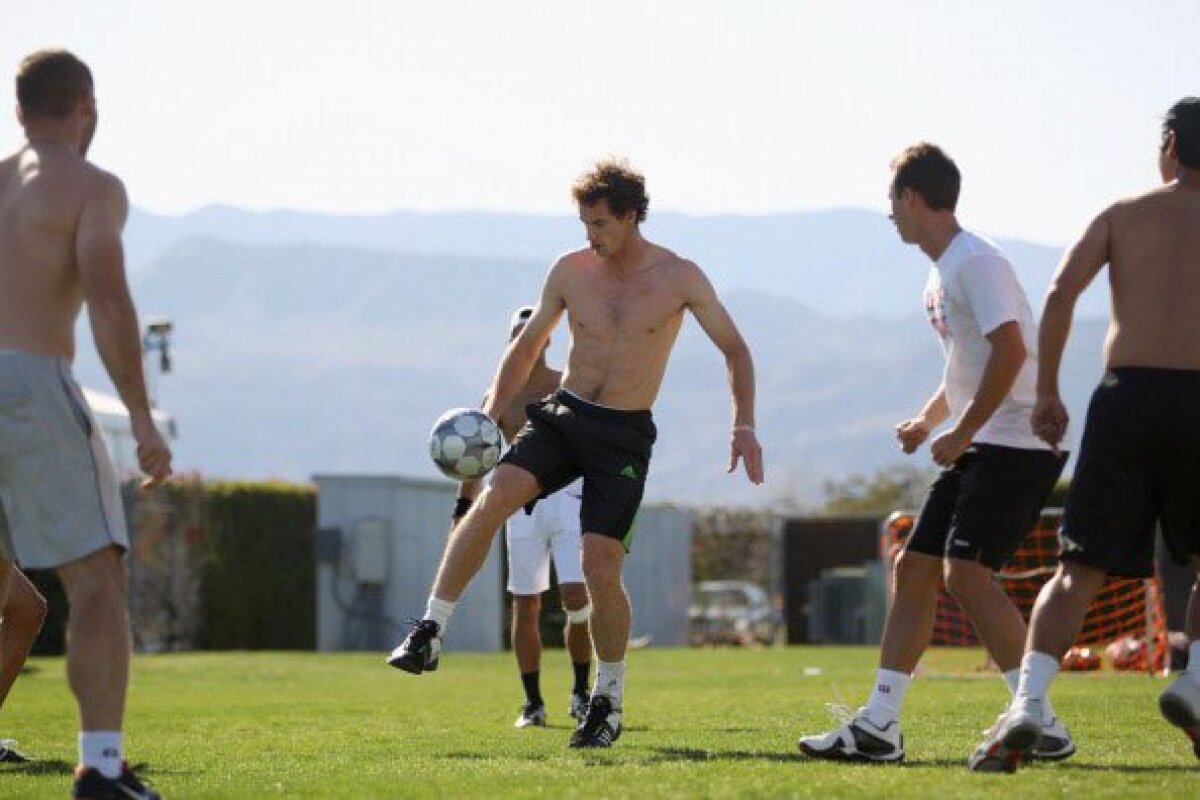 Djokovici, Murray şi Troicki au lăsat racheta pentru sportul rege » Distracţie la fotbal