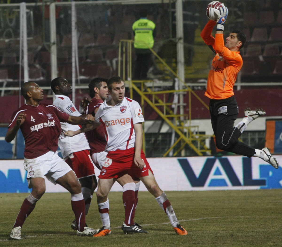 Rapidiştii şi dinamoviştii s-au resemnat după egalul din Giuleşti: "Ne batem la locul doi!"